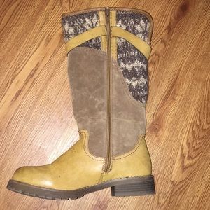 Mukluks brown zip up boots